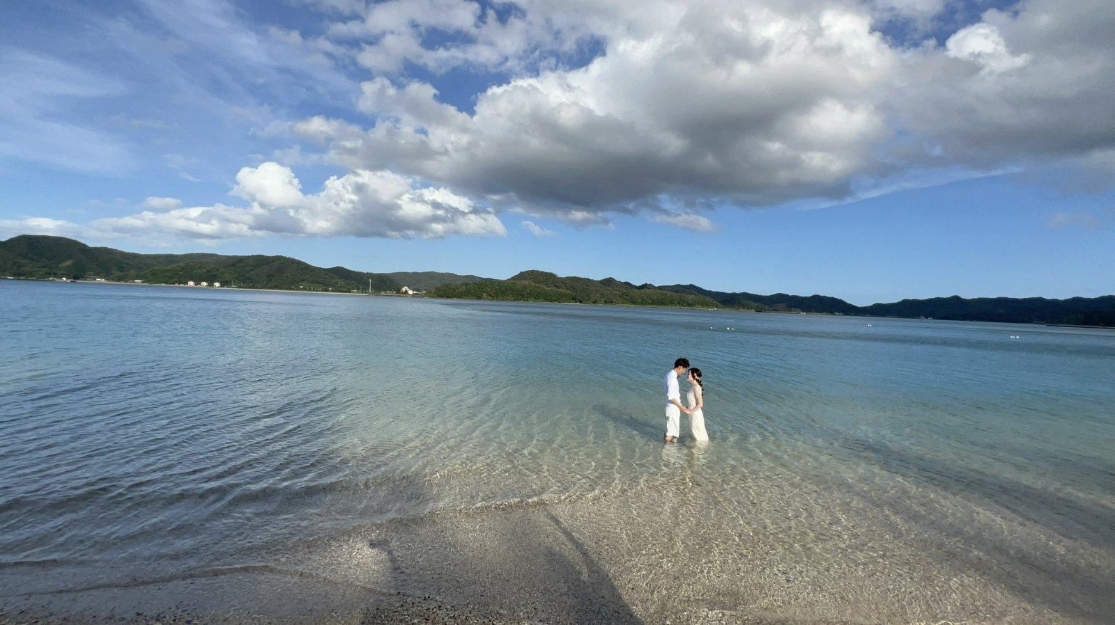 奄美大島フォトウェディング　海に入っての撮影