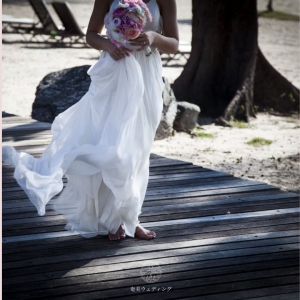 その他 ビーチサイドドレスで小走り