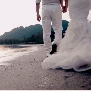 その他 波打ち際を歩く撮影