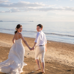 その他 ビーチサイド小走りカップル